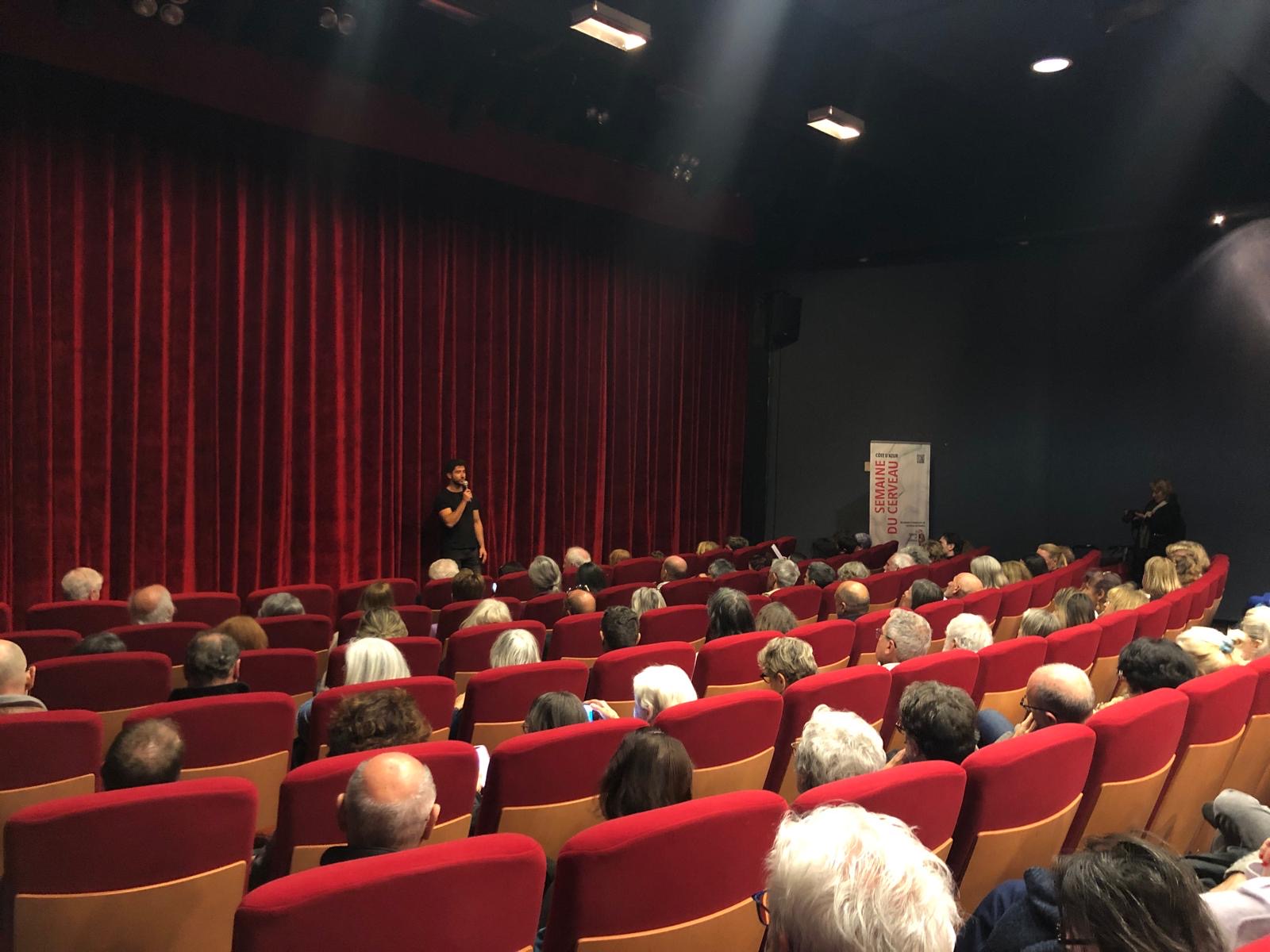 Séance de ciné-débat devant un public