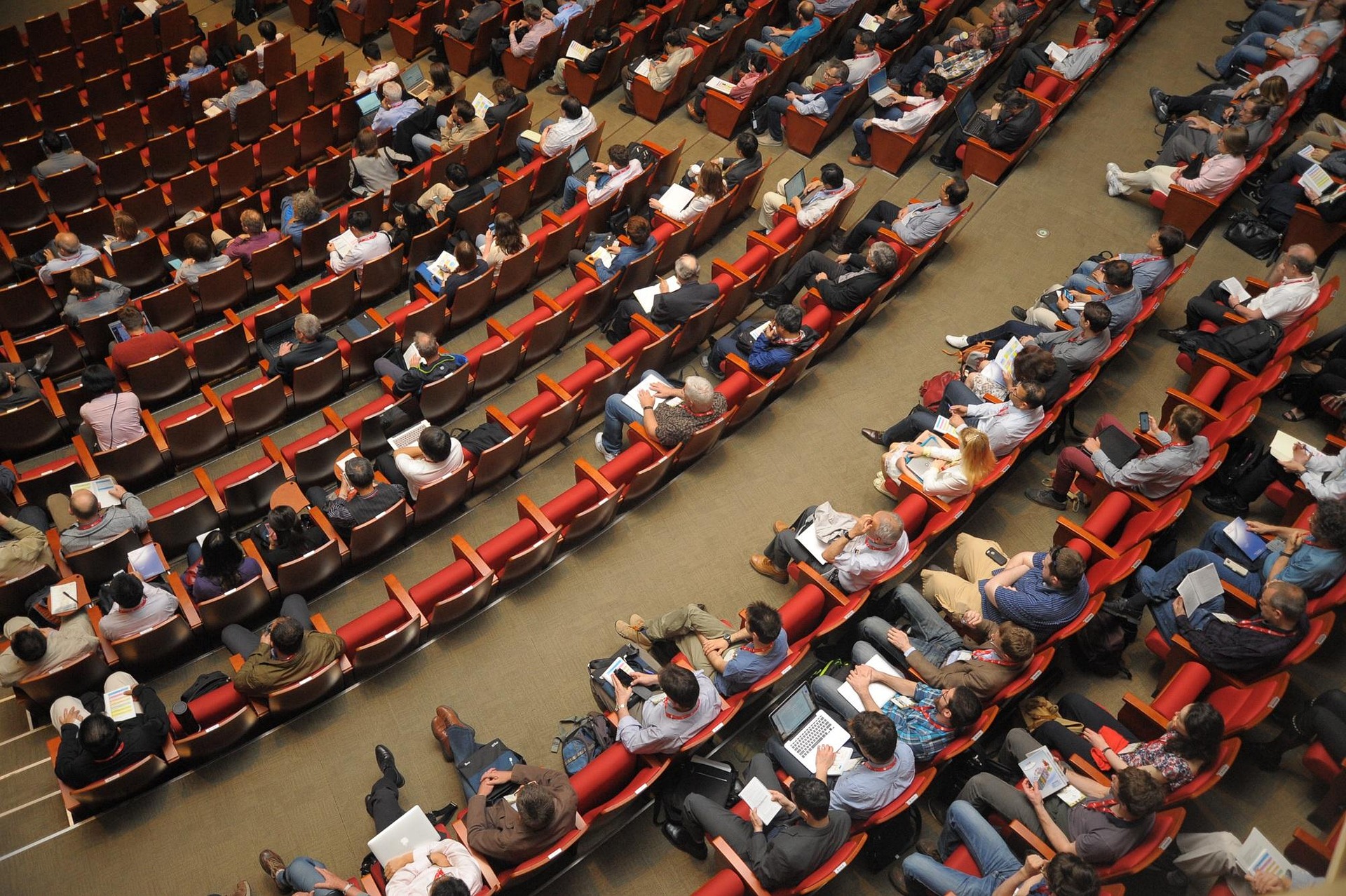 Public réuni dans un amphithéâtre pour une conférence
